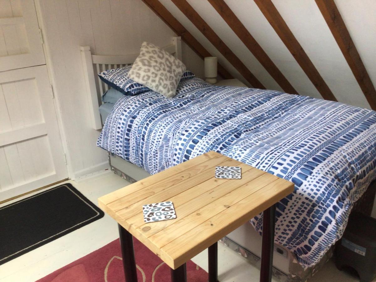 Cozy Camborne Studio Retreat With Two Single Beds Exterior foto