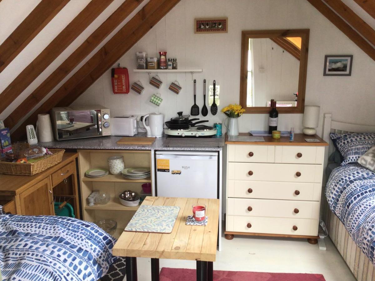 Cozy Camborne Studio Retreat With Two Single Beds Exterior foto