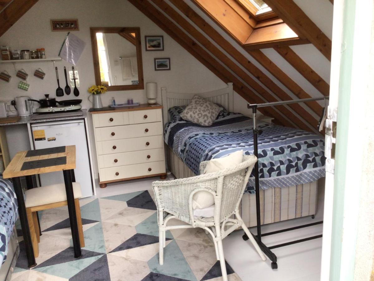 Cozy Camborne Studio Retreat With Two Single Beds Exterior foto